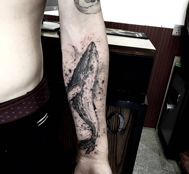 鲸鱼纹身图片_成品手臂手部写实传统欧美动物呀呀刺青纹身图案