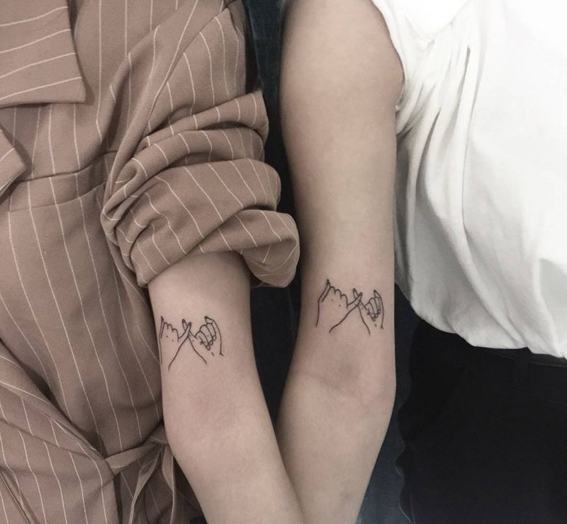 闺蜜纹身图片_成品手部手臂清新人物字符几何纹身图案