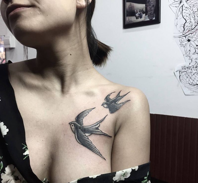 双燕遮盖纹身图片_成品胸部颈部肩部欧美传统清新动物呀呀刺青纹身图案