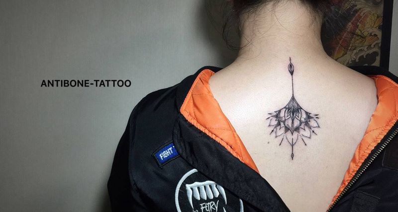 # 点刺 #无题纹身图片_成品背部欧美清新几何图腾黑白点刺反骨刺青纹身图案