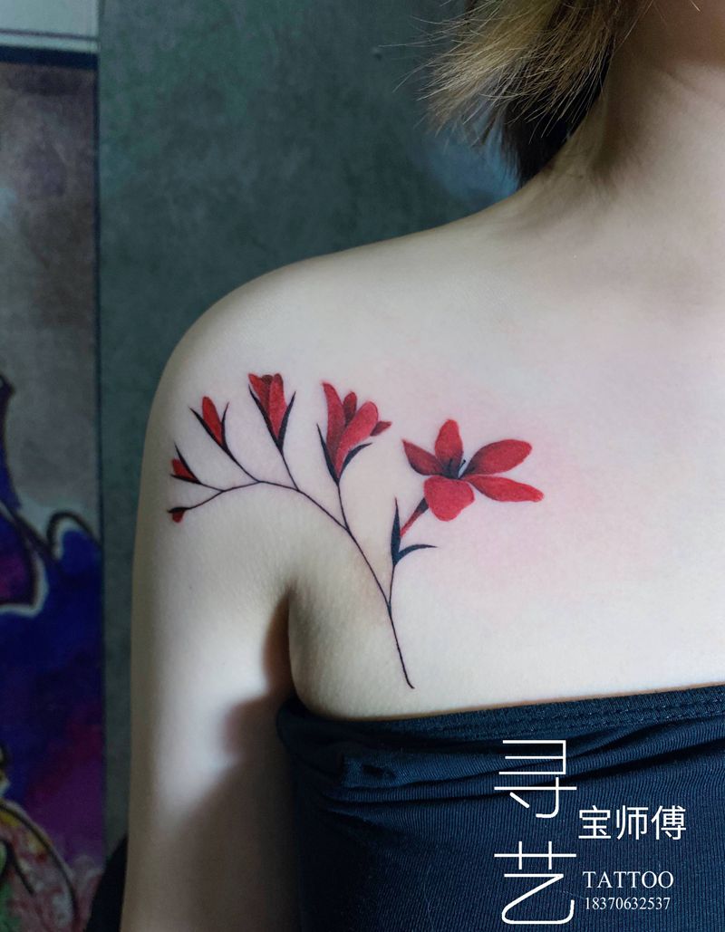 小清新花纹身图片_胸部水彩纹身图案