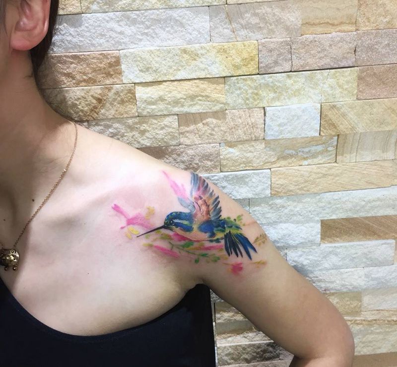 彩色蜂鸟纹身图片_成品手部手臂肩部清新动物纹身图案