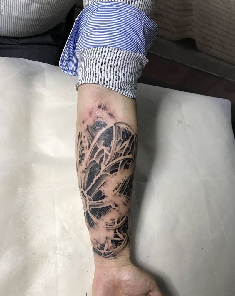 小臂欧美窗花纹身图片_手臂欧美写实欧美窗花纹身图案