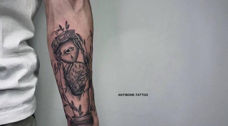 # 沙漏#纹身图片_手臂欧美写实几何沙漏素描纹身图案