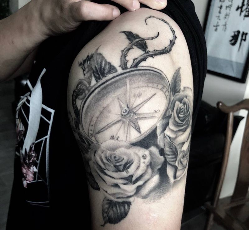 指南针与玫瑰纹身图片