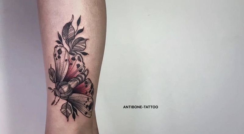 # 飞蛾#纹身图片_腿部几何点刺飞蛾纹身图案