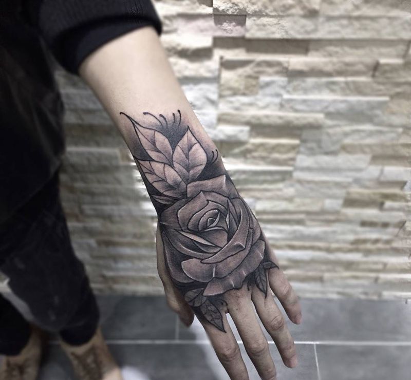 手背玫瑰纹身图片_成品手部手臂欧美植物纹身图案