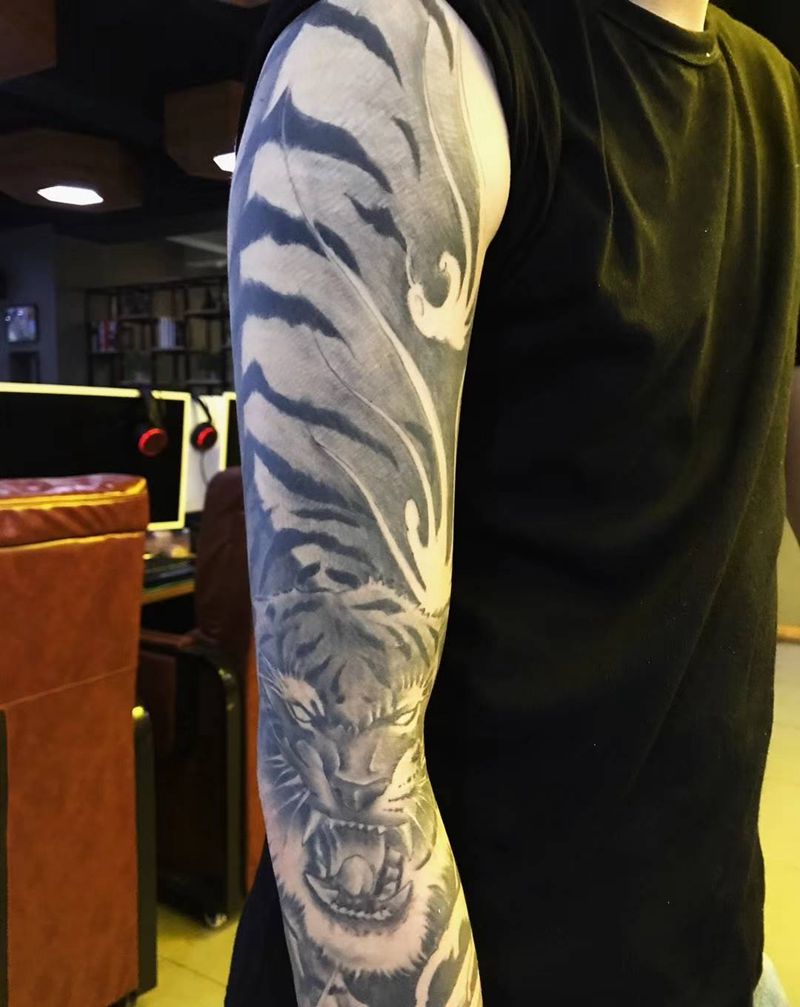 虎   花臂恢复后纹身图片_手臂新传统虎纹身图案