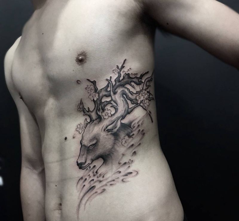 梅花鹿纹身图片_成品腰部腹部传统清新写实动物植物呀呀刺青纹身图案