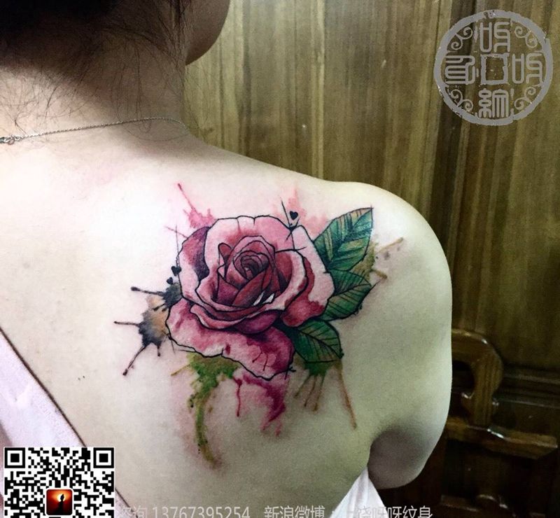 水墨玫瑰纹身图片_成品肩部背部传统写实清新国画植物呀呀刺青纹身图案