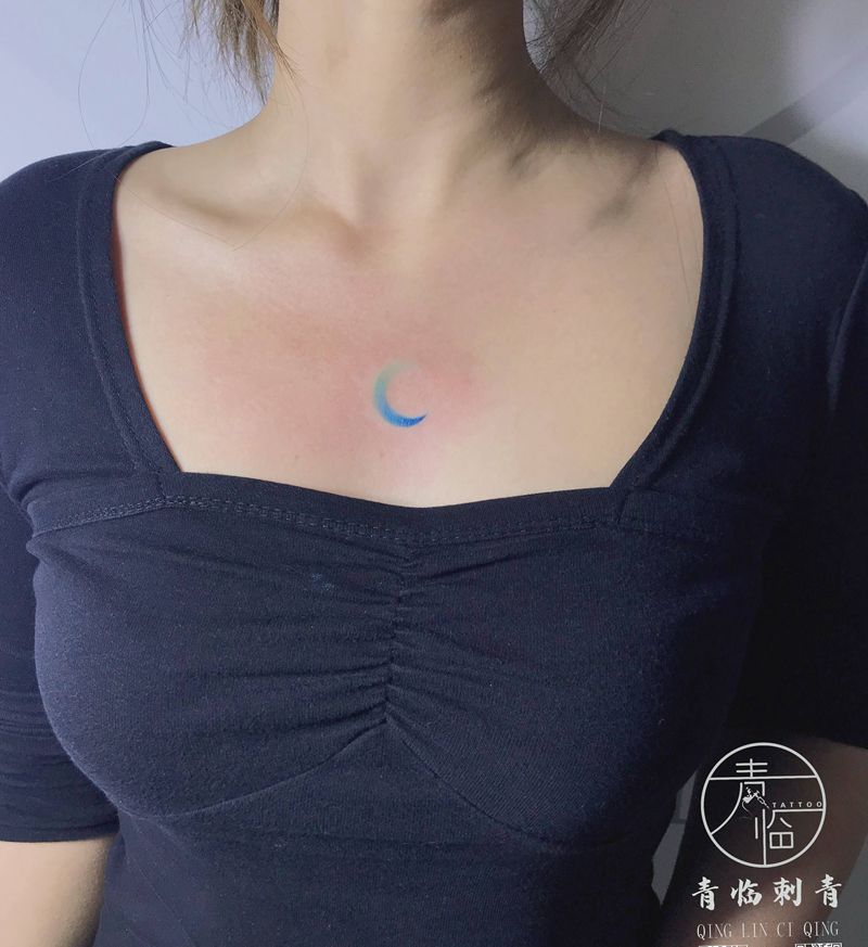 胸口月亮~纹身图片_胸部水彩纹身图案