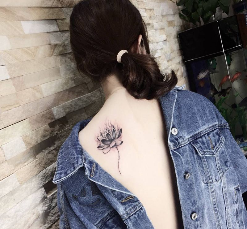 莲纹身图片_成品背部肩部清新传统写实国画欧美植物纹身图案