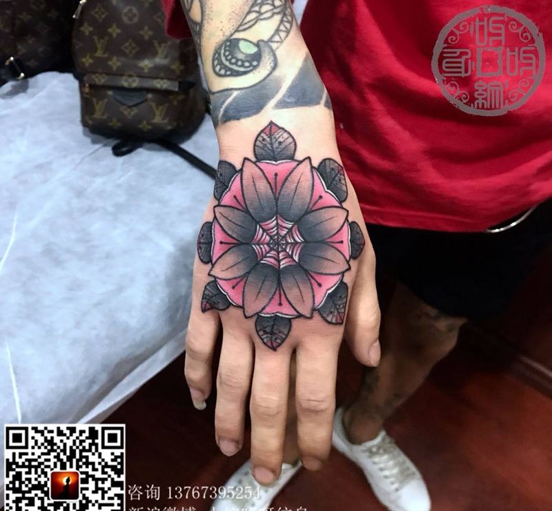 手背彩色曼陀罗纹身图片_成品手部欧美传统写实清新植物几何图腾呀呀刺青纹身图案