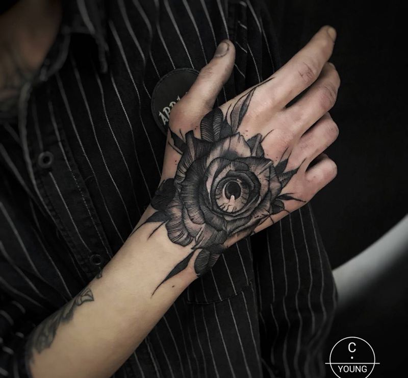 瞳孔之花纹身图片_几何植物静物手部成品欧美纹身图案