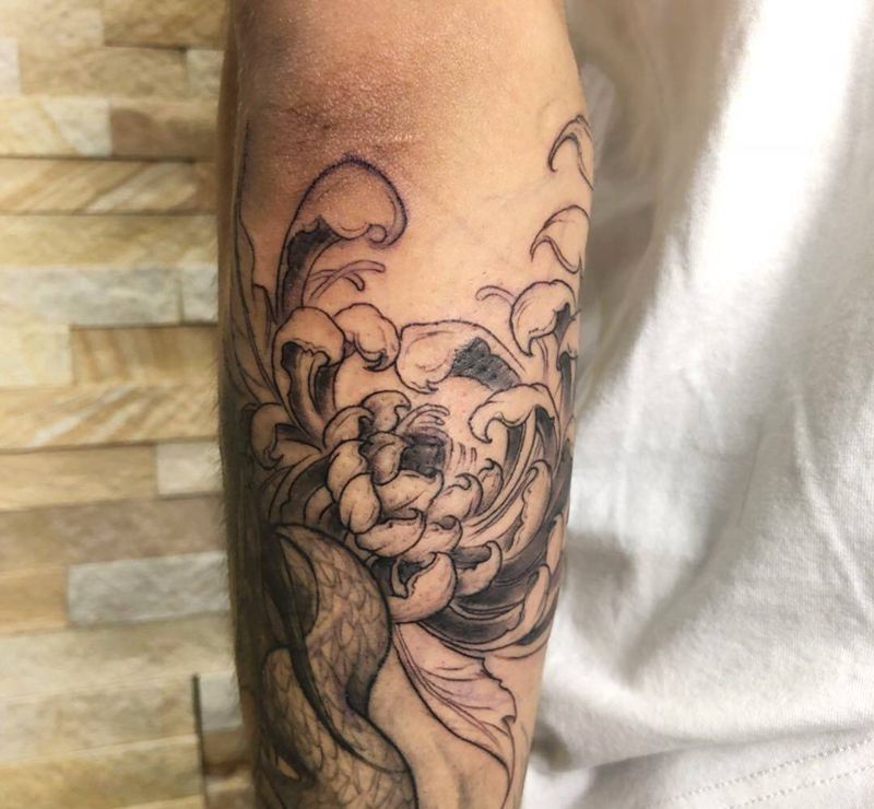 包小臂添加一朵小菊纹身图片_植物传统欧美写实清新手臂手部纹身图案