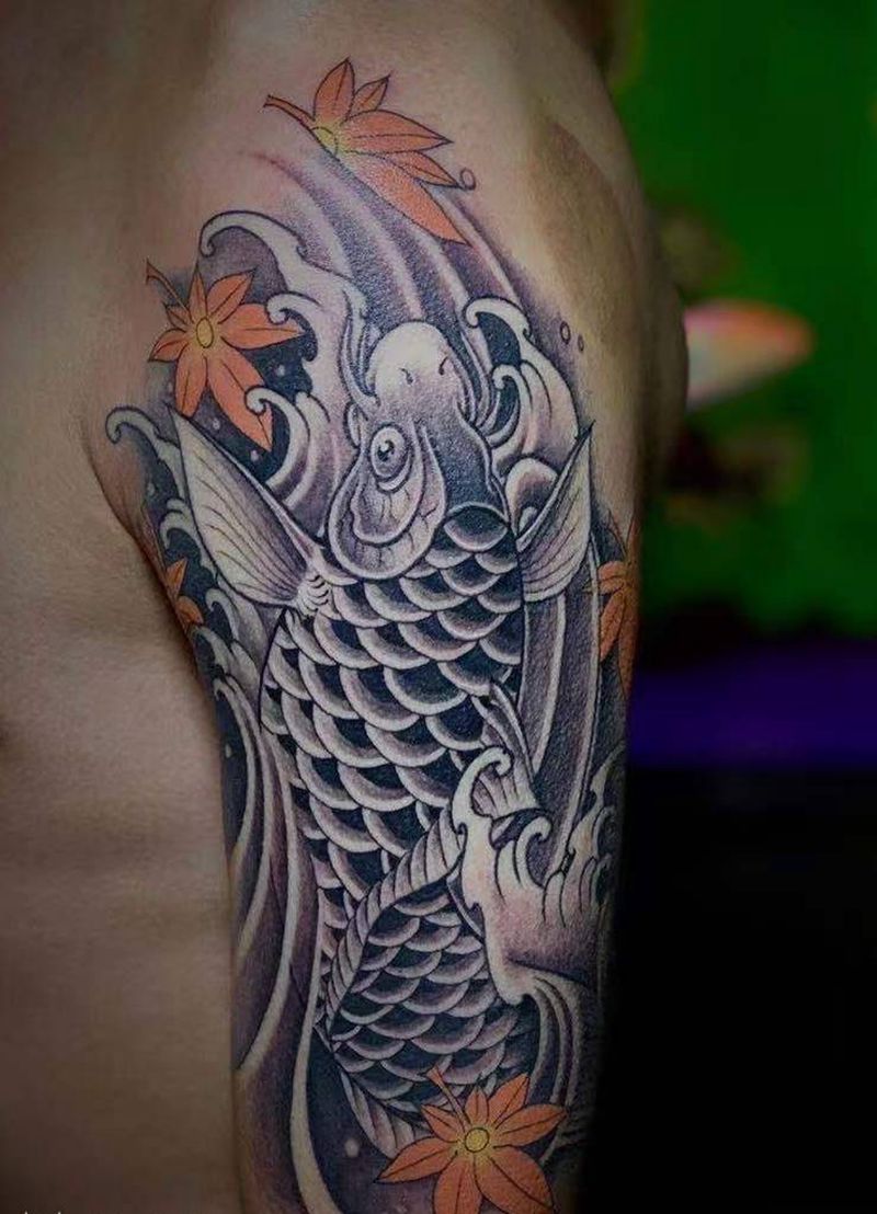 大臂鱼纹身图片_手臂纹身图案