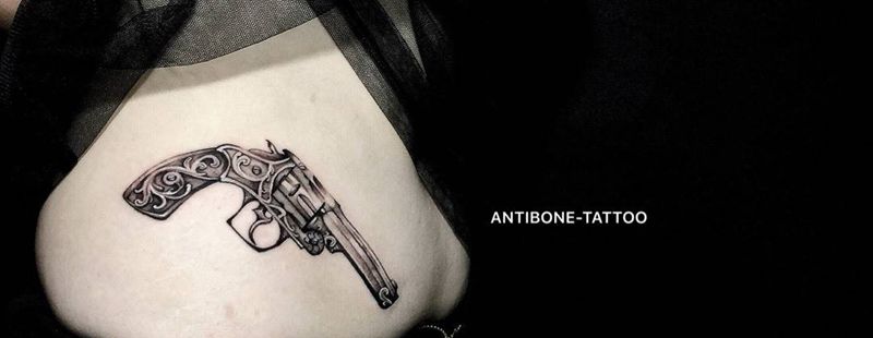 # 手枪#纹身图片_成品腹部腰部欧美写实静物黑白反骨刺青培训纹身图案