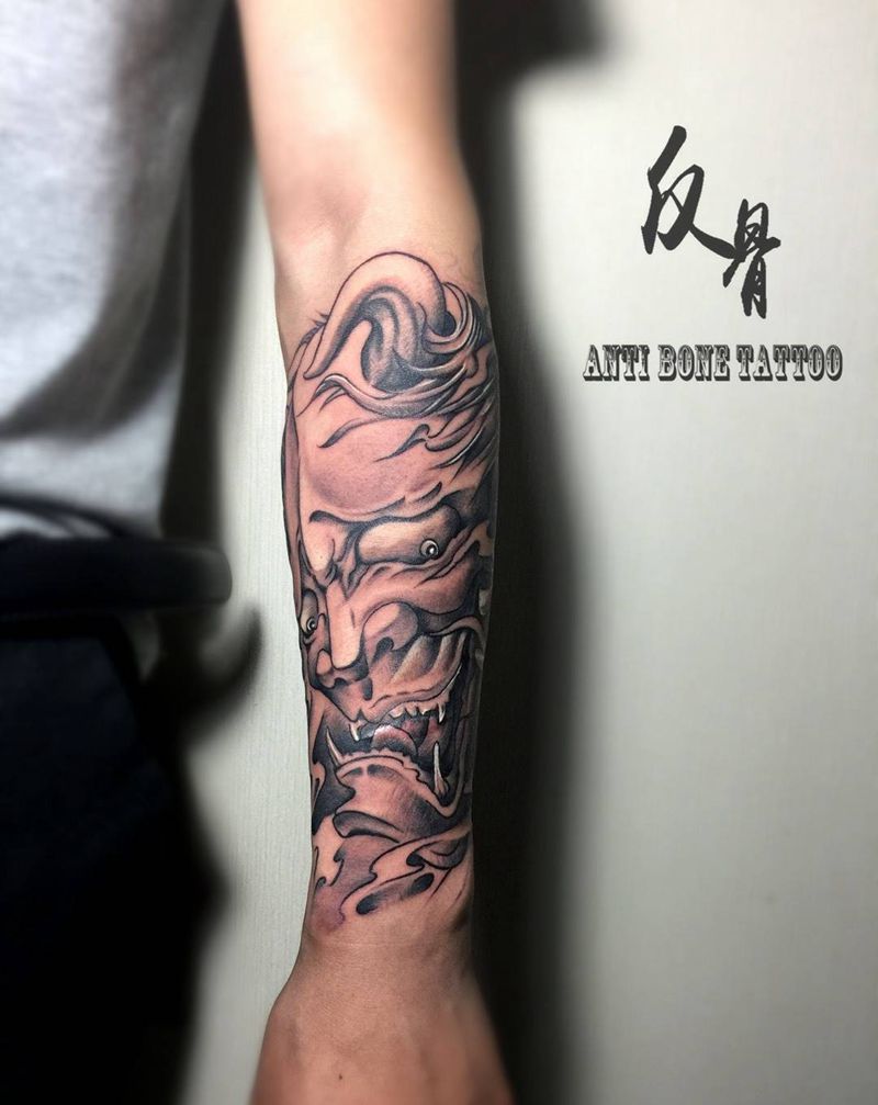 遮盖小疤痕的大脸般若纹身图片_手臂成品传统手部人物鬼神动物静物般若黑白纹身图案