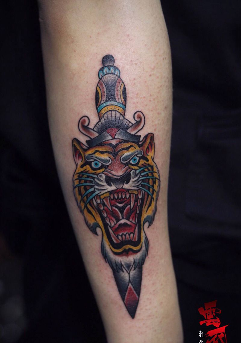 虎头&匕首纹身图片_手臂Old School纹身图案