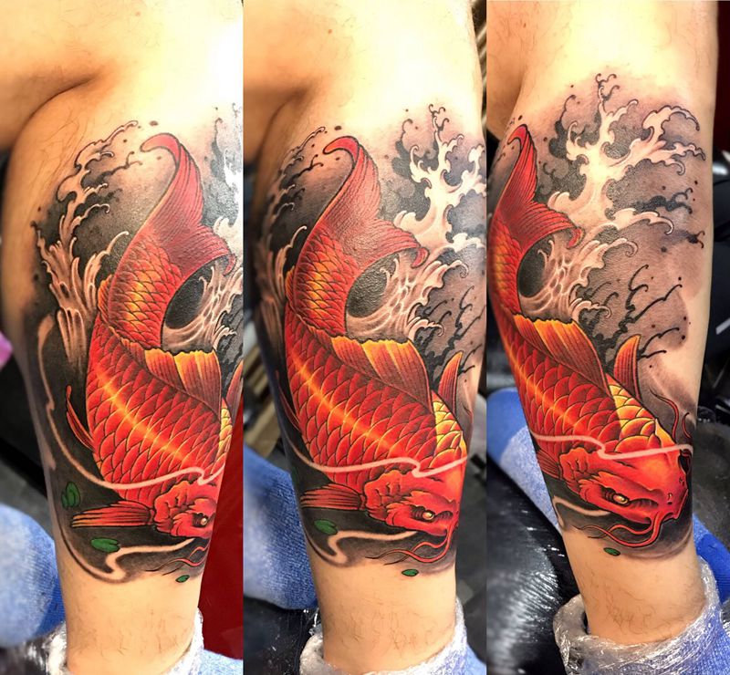 招财鱼纹身图片_腿部新传统纹身图案