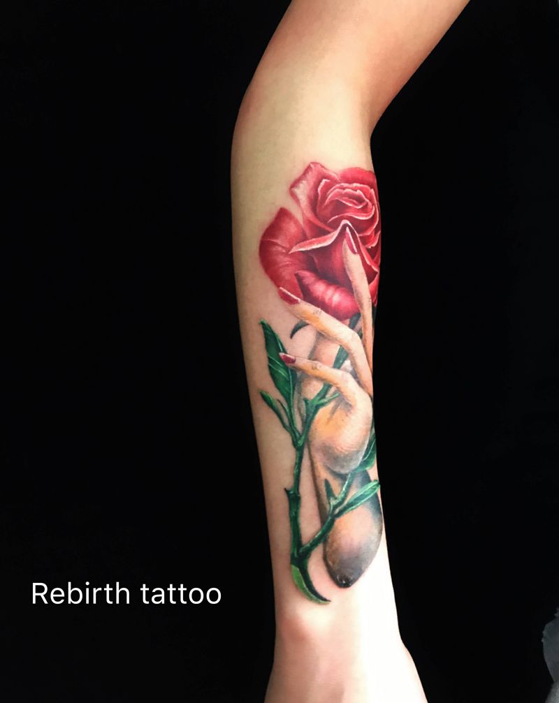 予人玫瑰手有余香纹身图片_手臂欧美写实纹身图案