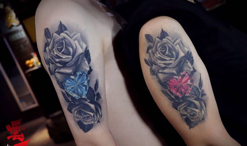 情侣玫瑰纹身图片_手臂欧美写实纹身图案