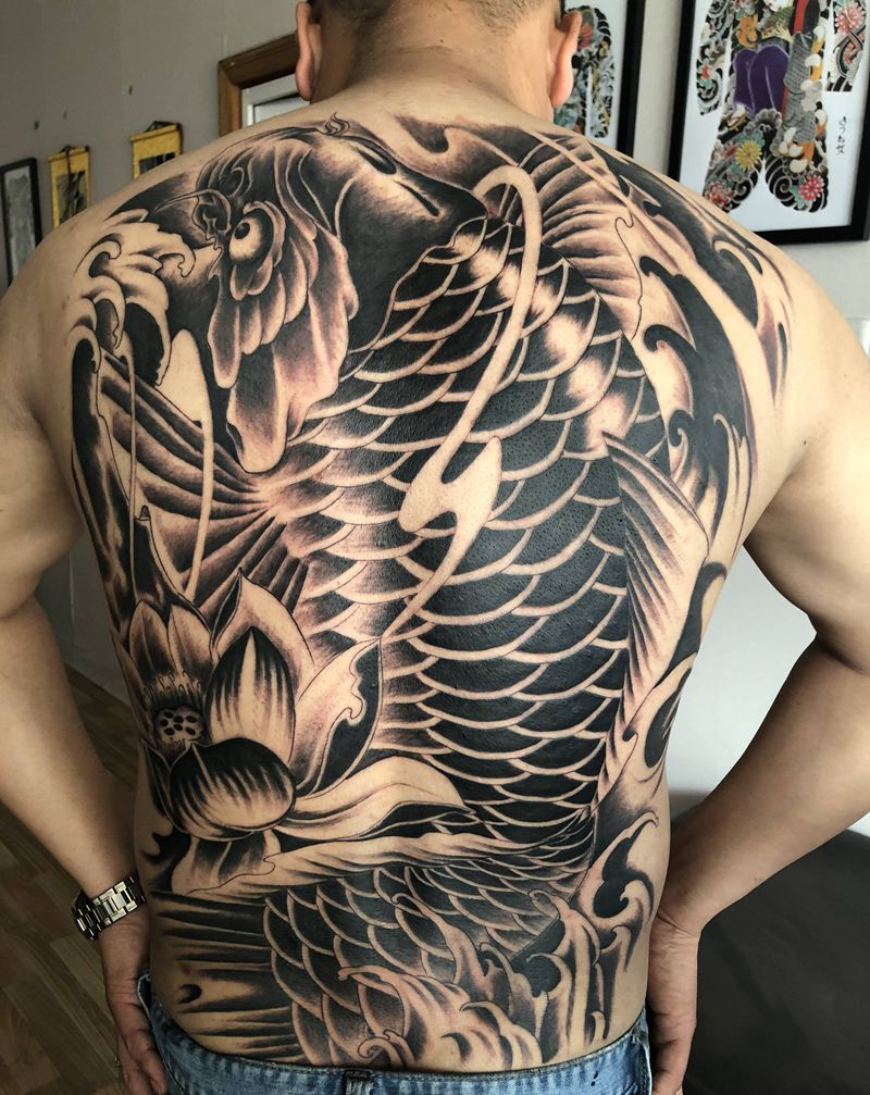 满背鲤鱼纹身图片_背部新传统纹身图案