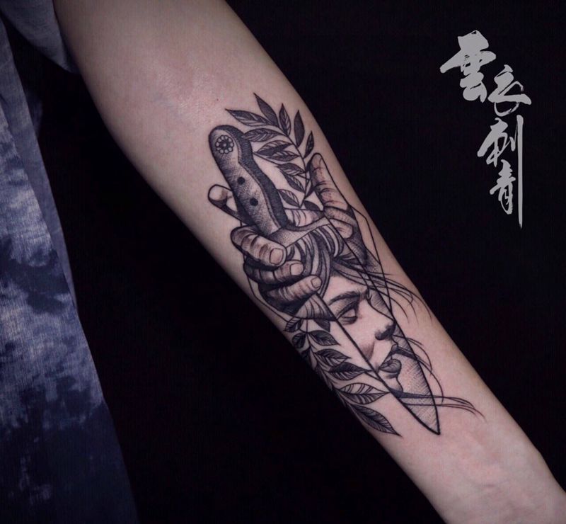 匕首纹身图片_手臂点刺纹身图案