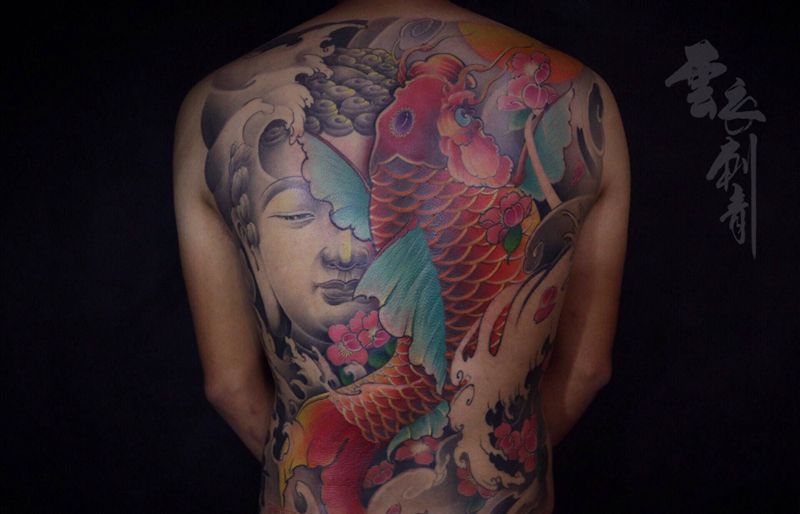 满背#红鲤鱼纹身图片_背部新传统纹身图案