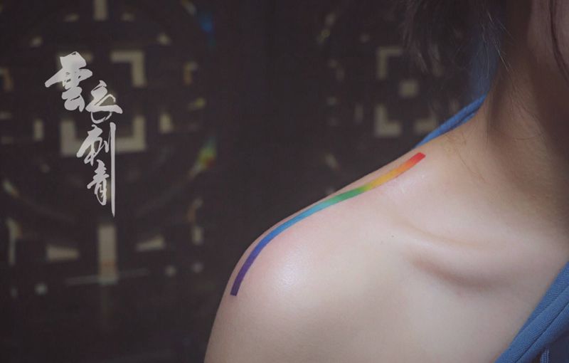 彩虹纹身图片_肩部水彩纹身图案