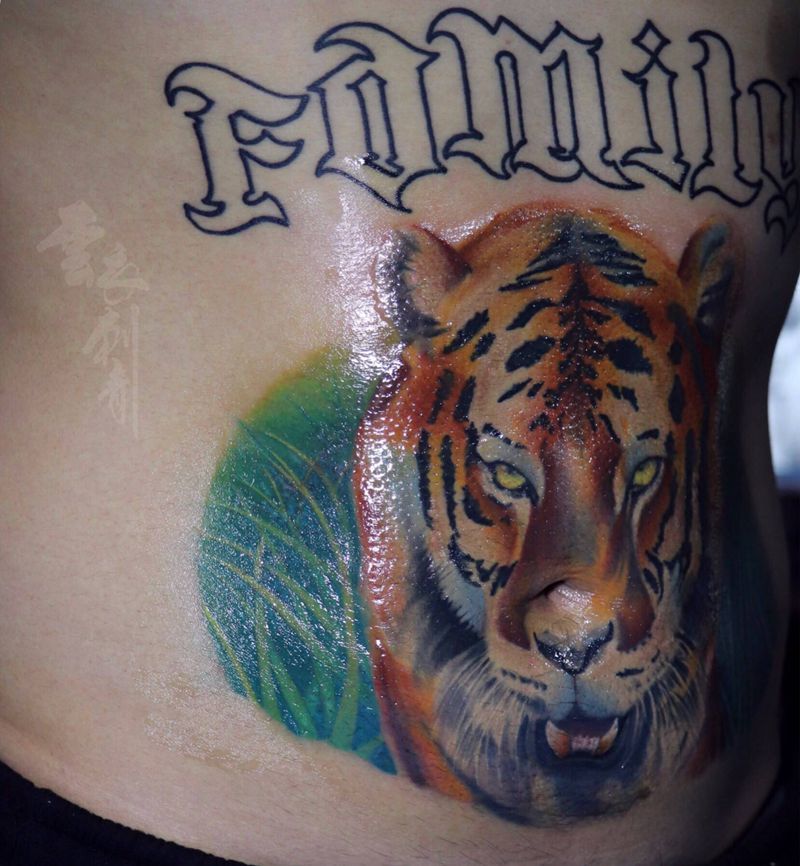 大老虎纹身图片_腹部水彩欧美写实纹身图案