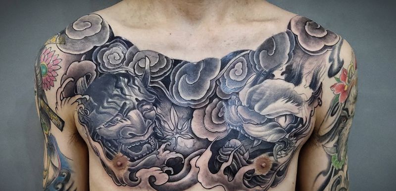 修改花胸纹身图片_胸部纹身图案