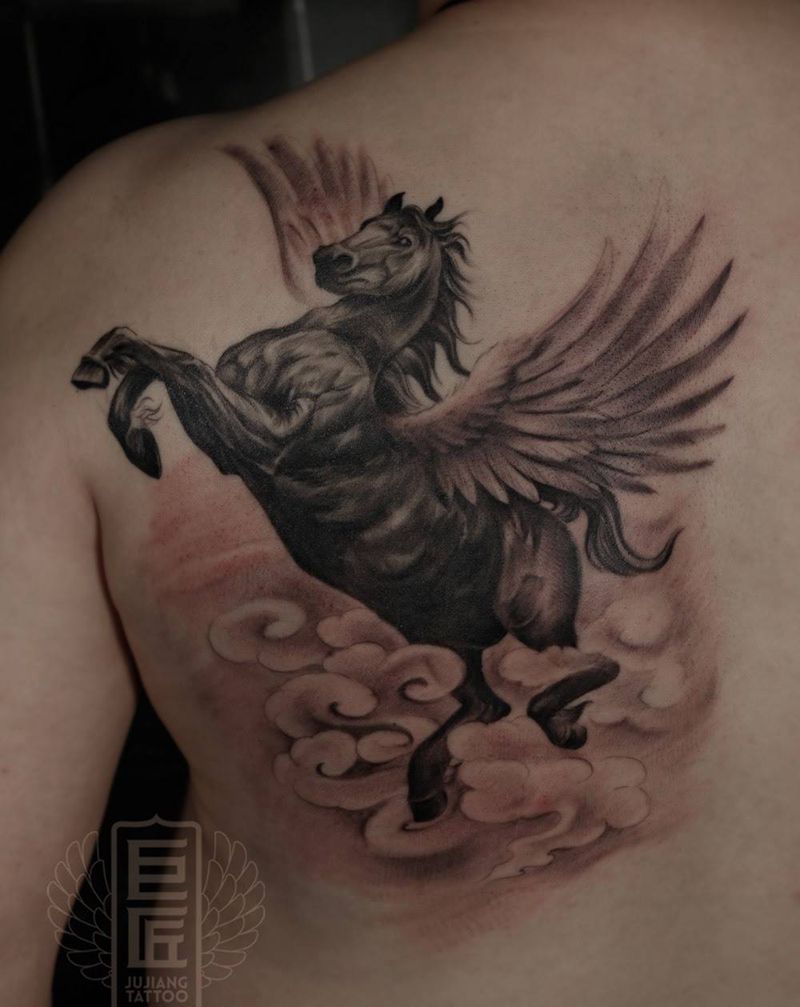 海阔凭鱼跃，天高任马飞。纹身图片_背部新传统纹身图案