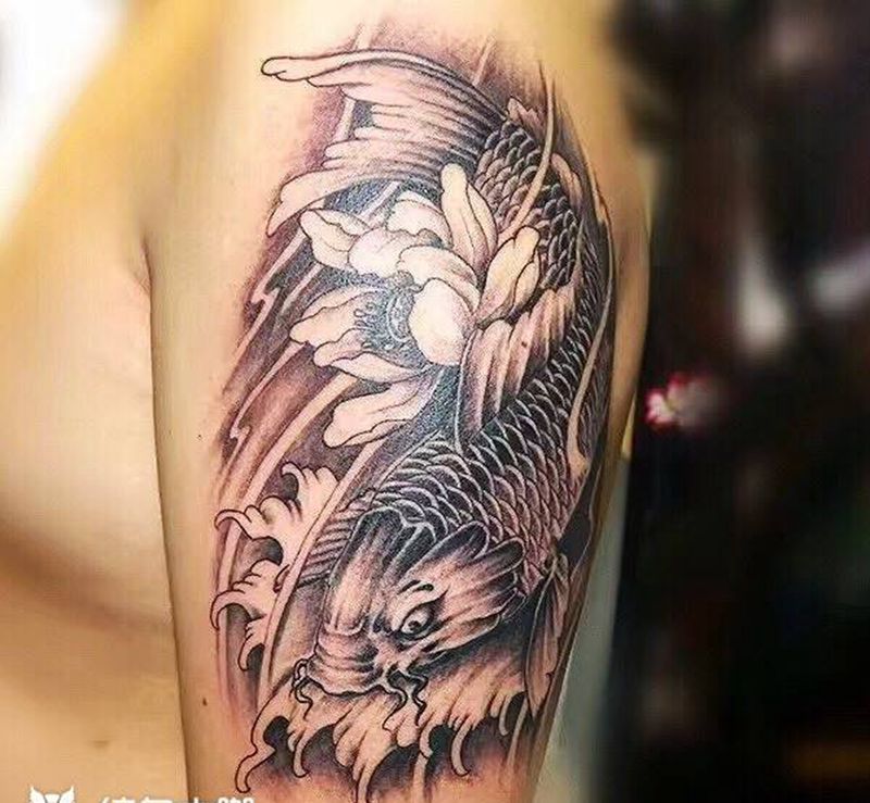 大臂鲤鱼纹身图片