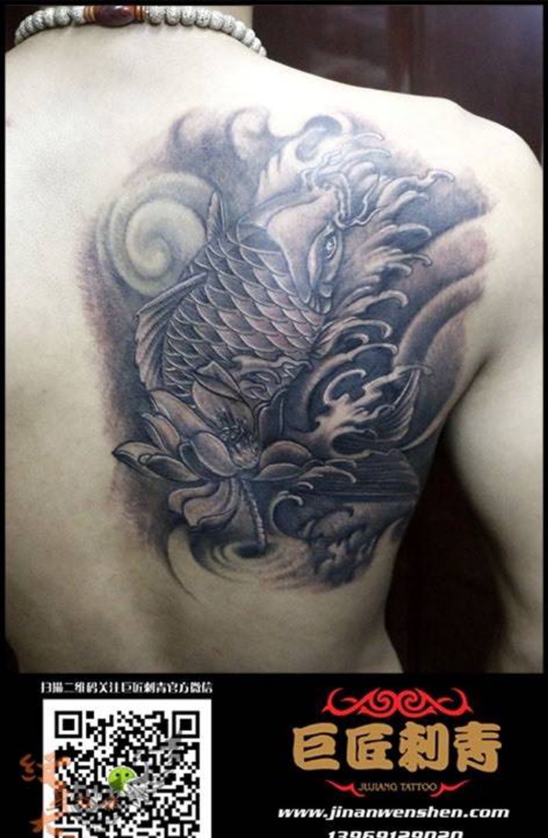 肩胛鱼延伸满背象神纹身图片