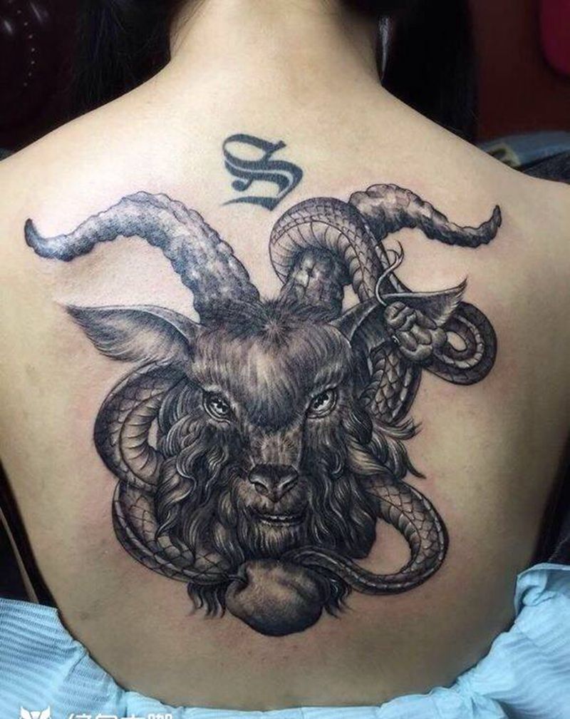 啃着苹果缠着蛇的羊头纹身图片_成品背部欧美清新动物原创巨匠刺青栾华培训纹身图案