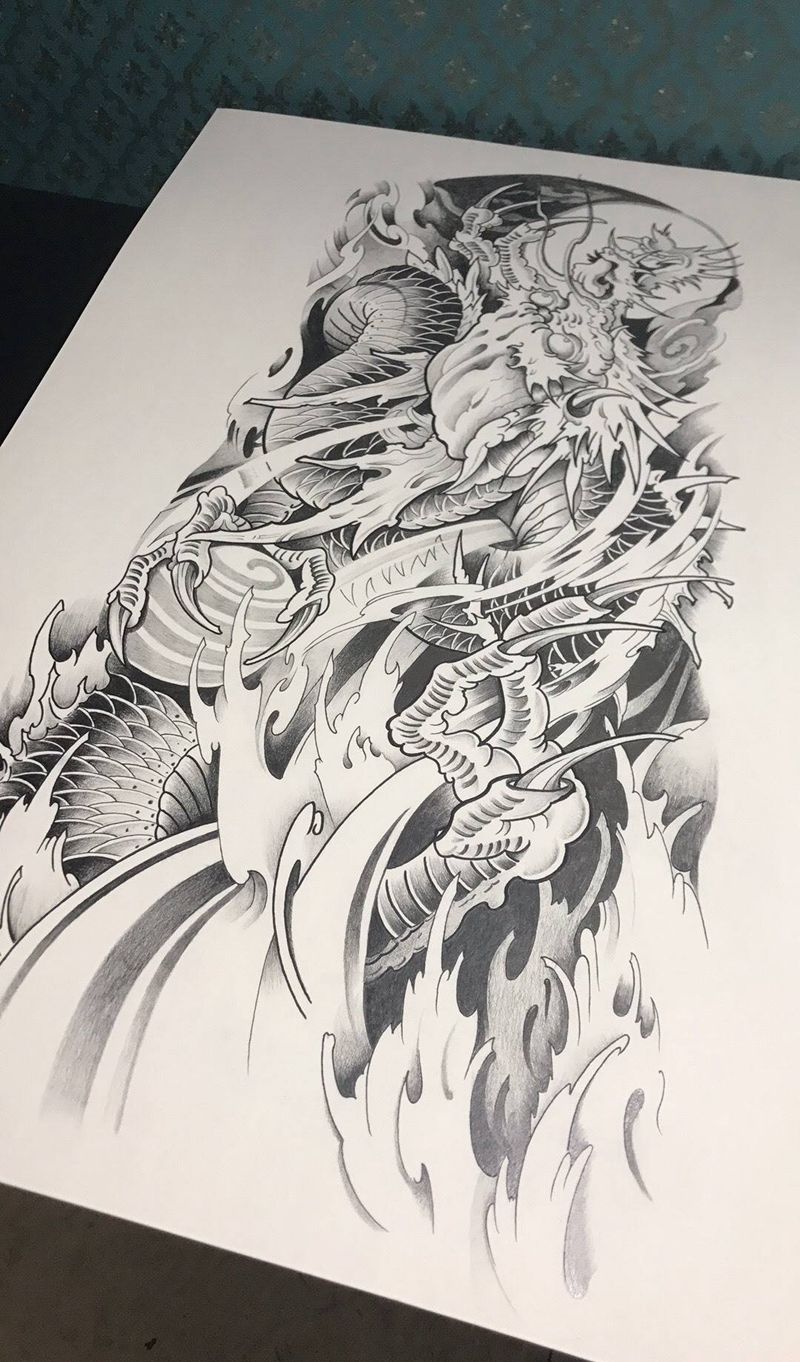 满背龙纹身图片