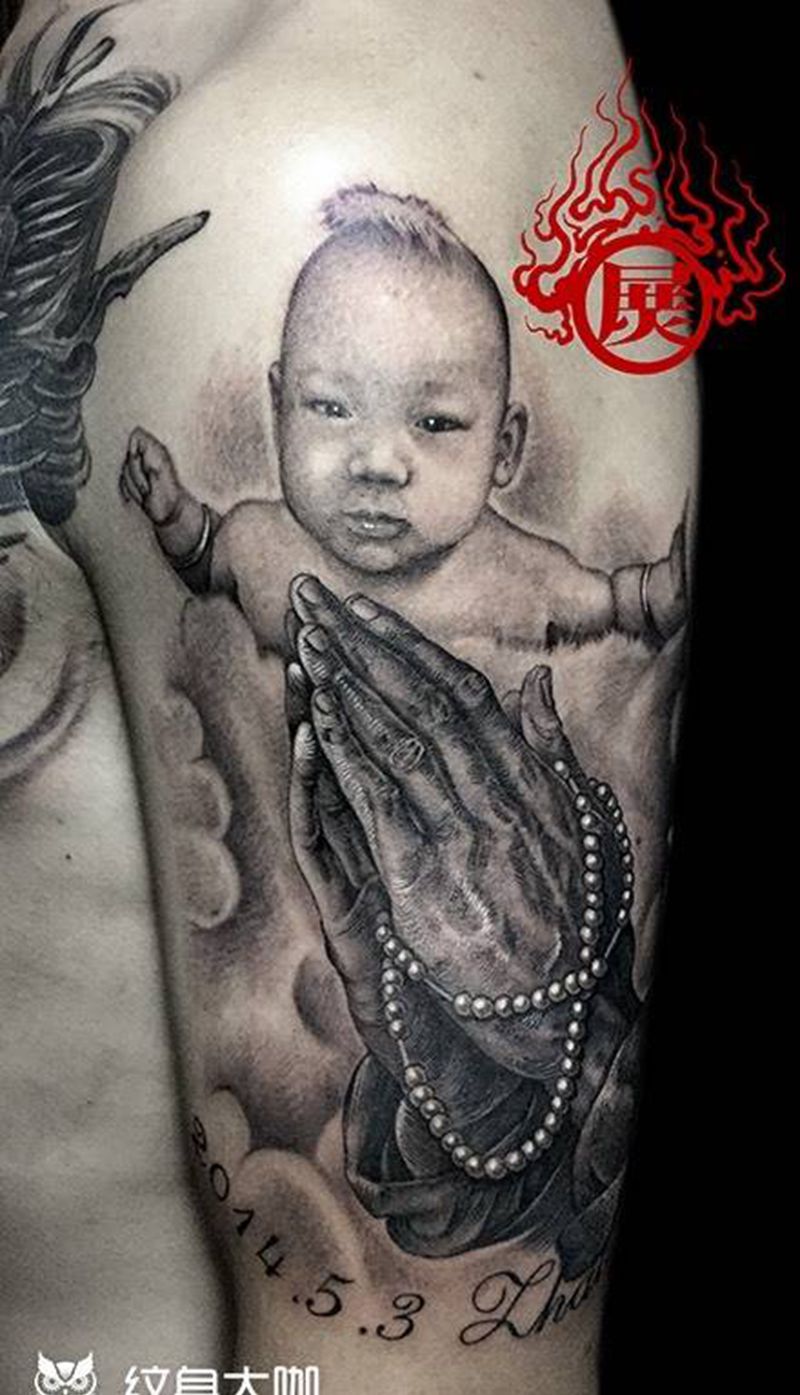 祈祷之手与宝宝纹身图片_成品肩部纹身图案