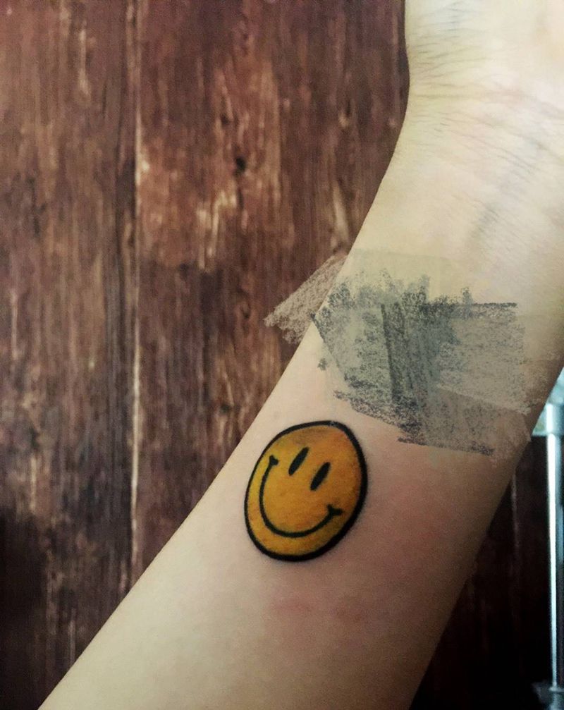 笑脸，小翻折图案纹身图片_成品手臂欧美清新贴纸几何纹身图案