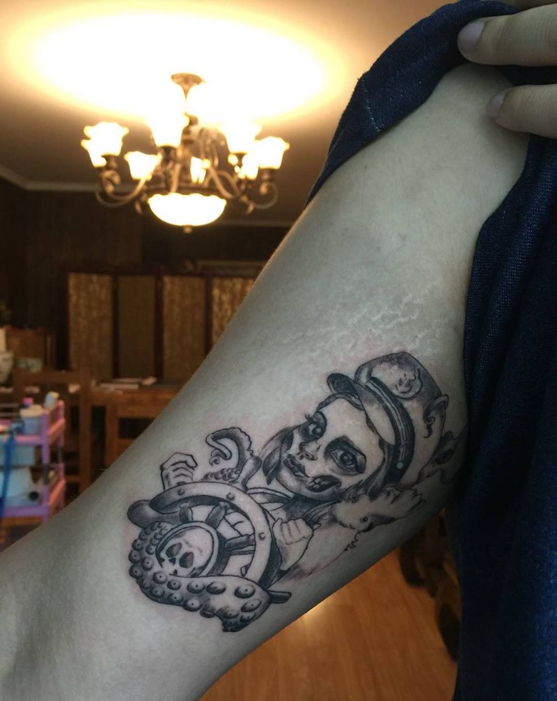 大臂内侧女水手纹身图片_成品手臂欧美人物纹身图案