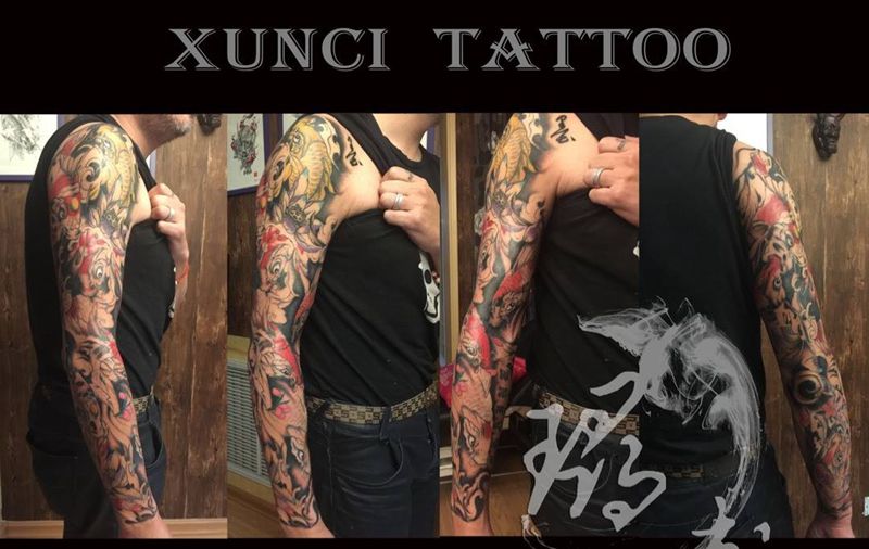 九鲤纹身图片_成品肩部手臂传统写实动物原创手部植物字符纹身图案