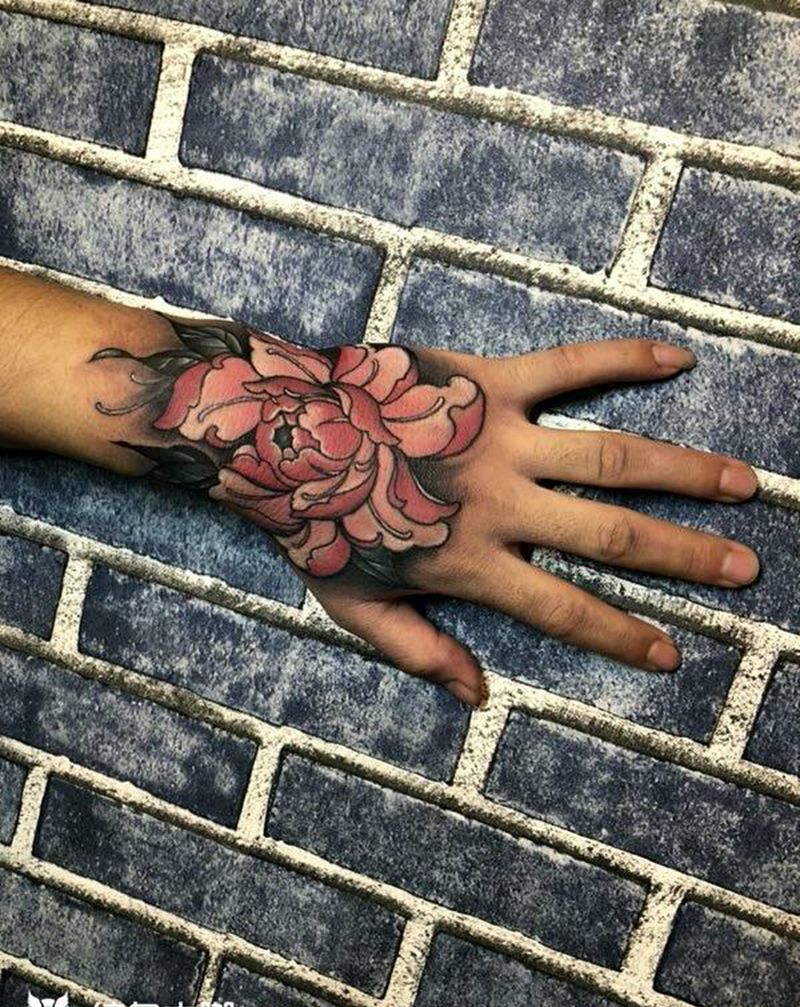 手背花纹身图片_手部水彩老传统纹身图案