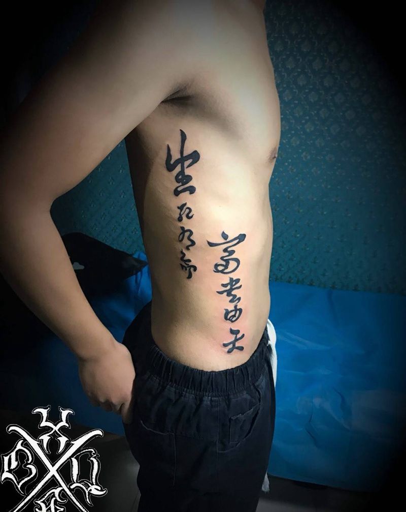 侧肋纹身图片