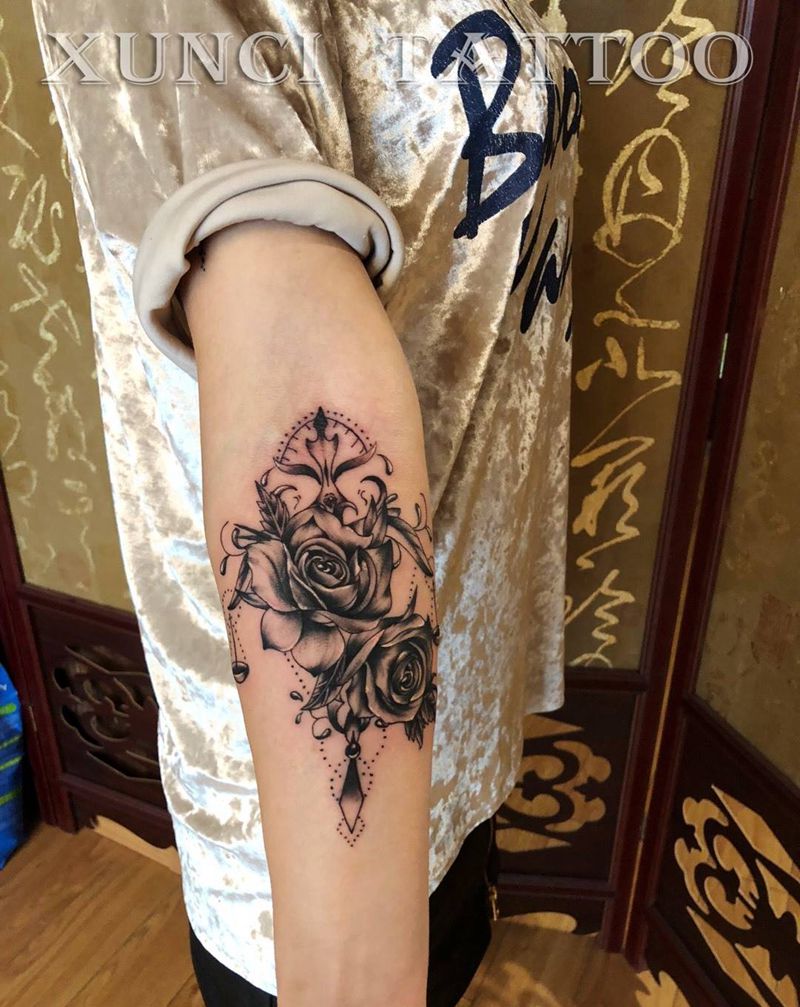 天秤$蔷薇纹身图片_成品手稿手臂欧美传统贴纸几何植物原创臀部纹身图案