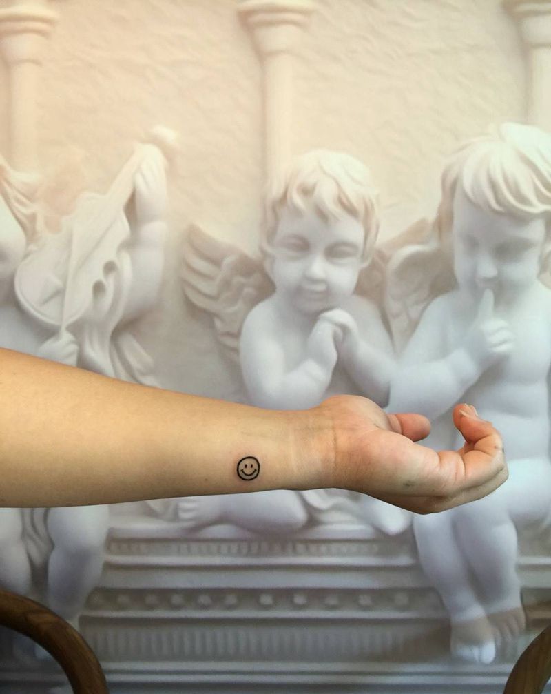 笑脸纹身图片_成品手臂手部清新贴纸几何纹身图案