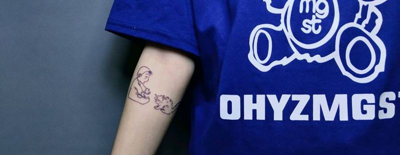 孩子与惊吓的猫纹身图片_手臂纹身图案