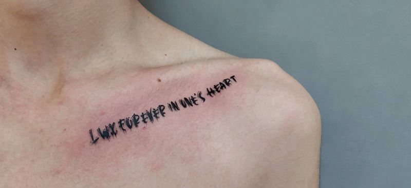 字母纹身图片_胸部纹身图案