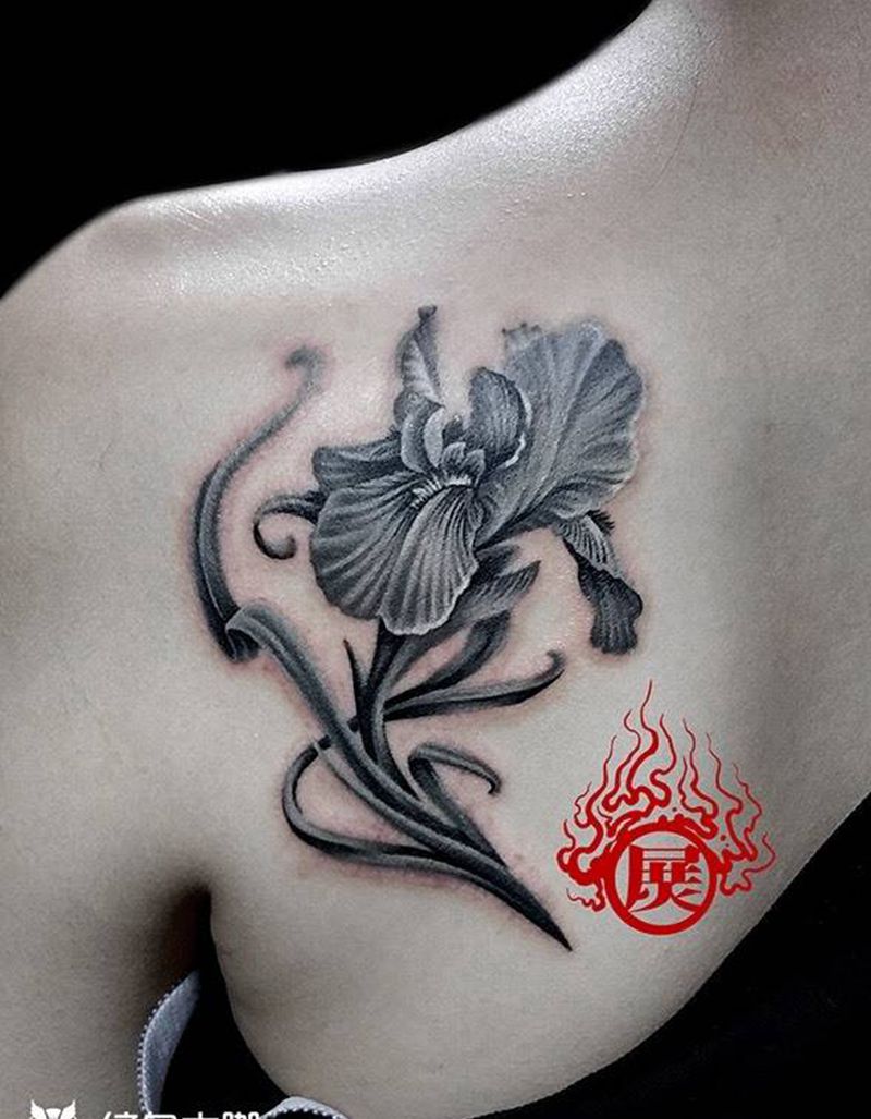 花纹身图片_成品背部清新写实植物纹身图案