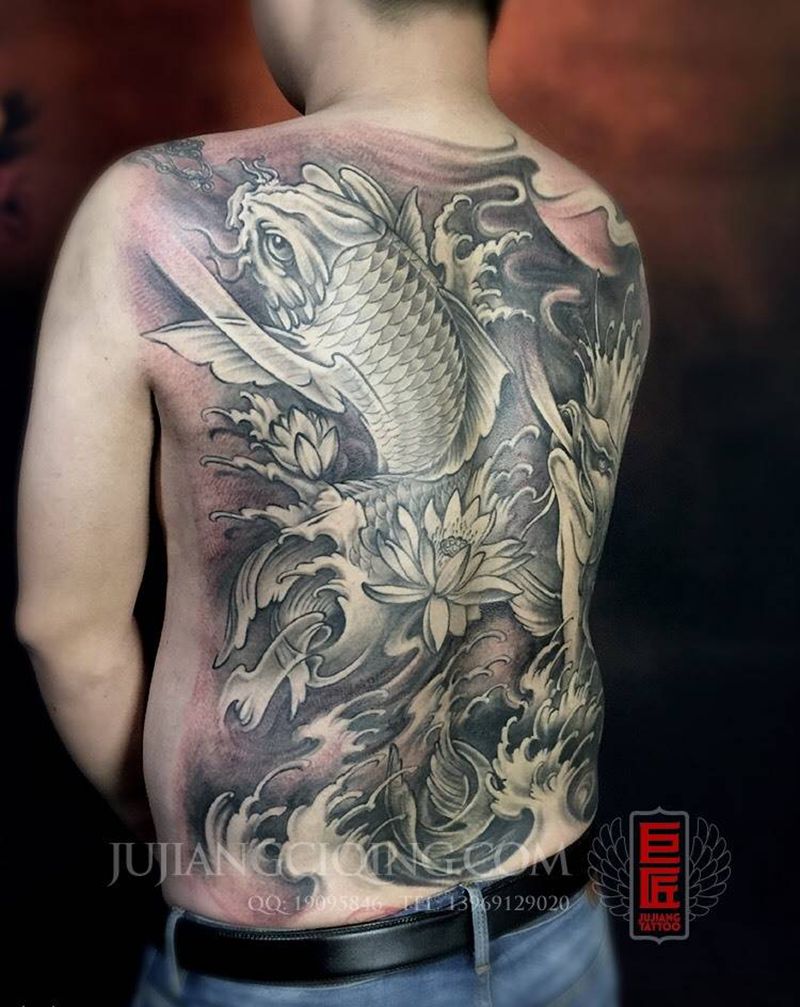 满背鱼  竞游纹身图片_成品背部传统动物纹身图案