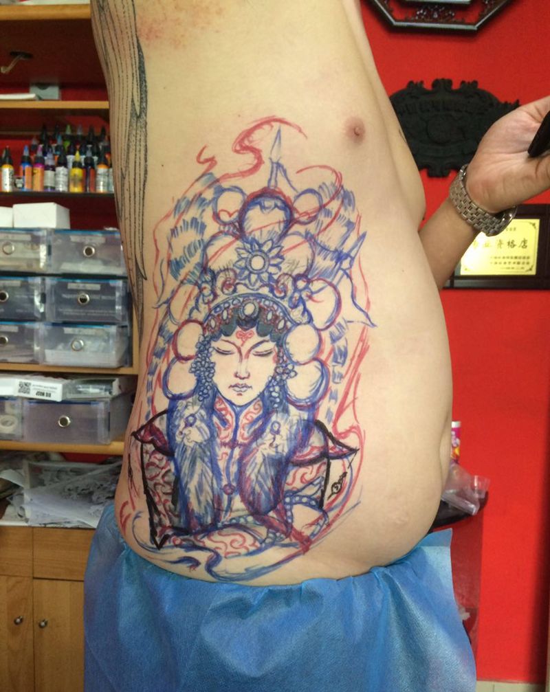 花旦遮盖未完成纹身图片_腰部纹身图案